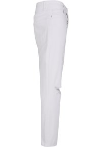 Valged teksapüksid, mis on slim-fit lõikega, kergelt kulunud põlve piirkonnas ja traditsioonilise viie tasku disainiga hõbedaste detailidega.