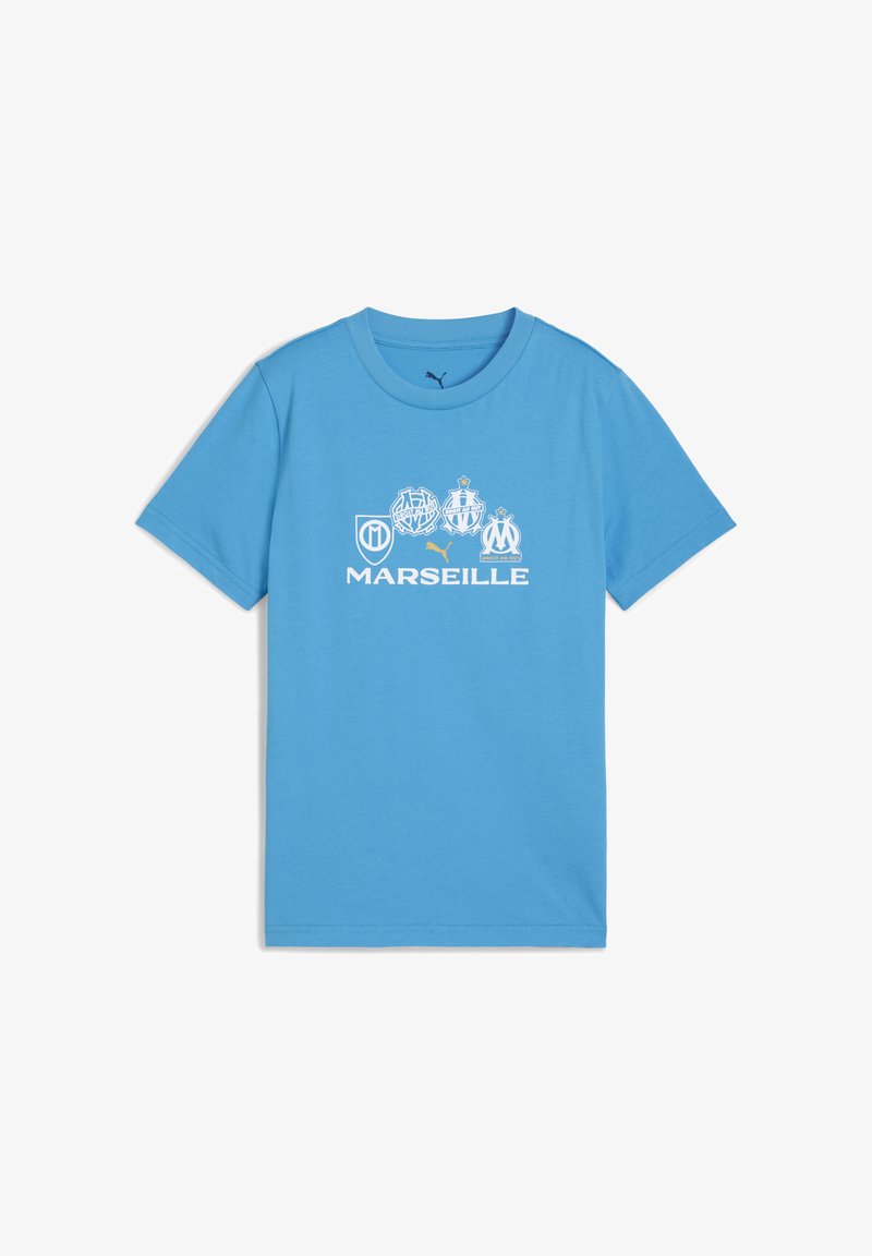Ljusblå t-shirt med ordet "MARSEILLE" och fyra klubblogotyper i vitt, med en Puma-logga under texten.
