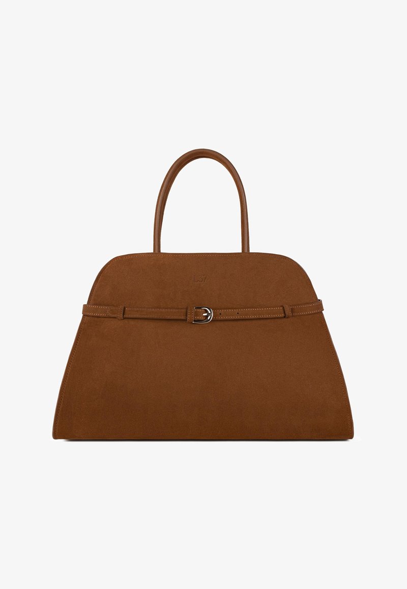 Bruine suède handtas met gestructureerde vorm, dubbele handgrepen, een riemaccent en logo gegraveerd aan de voorkant. Matte textuur, eenvoudig ontwerp.