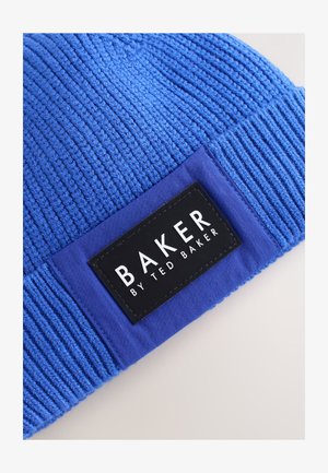 Cuffia blu lavorata a maglia con motivo testurizzato, banda blu uniforme e etichetta rettangolare nera con la scritta "BAKER by TED BAKER".