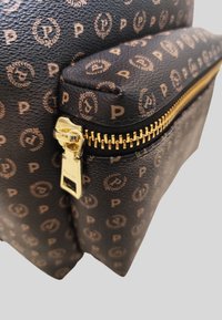 Borsa nera con texture, dotata di zip dorata e motivo logo marrone, caratterizzata da dettagli hardware pronunciati e forma strutturata.