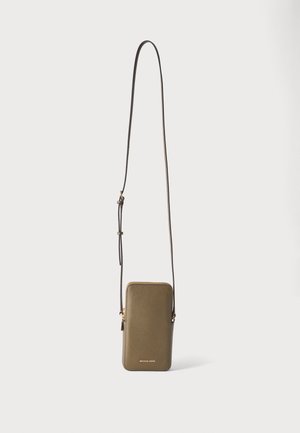 Étui téléphone bandoulière en cuir texturé vert olive avec longue sangle réglable et fermeture éclair dorée.