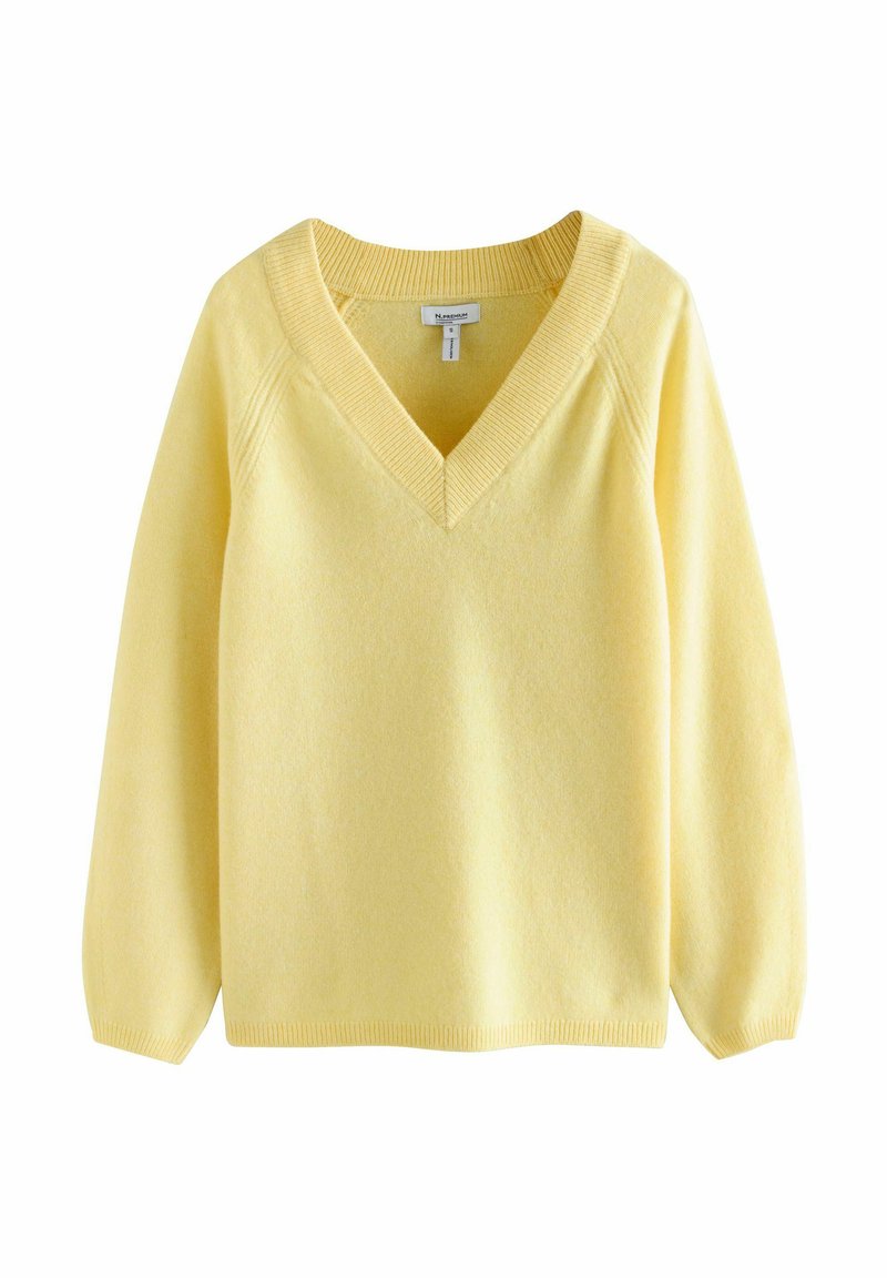 Gul v-hals sweater med lange ærmer, lavet af blødt materiale. Har ribbede detaljer ved kraven og manchetterne, blød tekstur og et enkelt design.