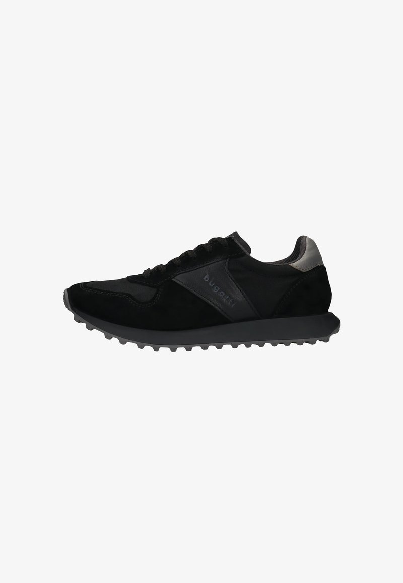Chaussure de sport noire en suède et mesh, bout rond, design à lacets, semelle épaisse en caoutchouc gris avec motif de crampons texturé.