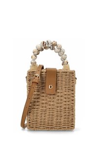 Bolso de paja trenzada con una solapa y un asa de cuero beige. Presenta cuentas de resina redondas y decorativas como asa superior y una correa desmontable.