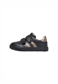 Sneaker nera con due strisce metalliche dorate e doppie cinghie in velcro, design basse e suola in gomma nera.
