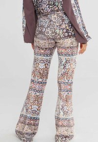 Uitlopende broek met een multi-kleurig bloemen- en geometrisch patroon, gemaakt van een lichtgewicht, gladde stof en met een hoge taille.