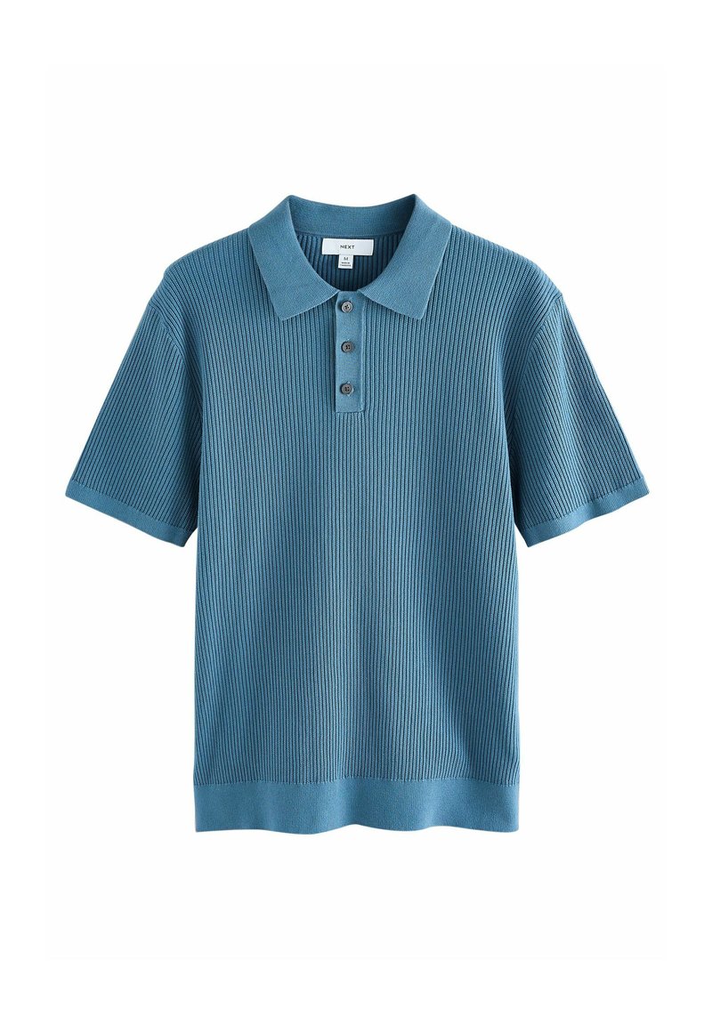 Camisa polo de manga corta en una tela texturizada en tonos verde azulado, con cuello estándar, diseño acanalado y tapeta de tres botones.