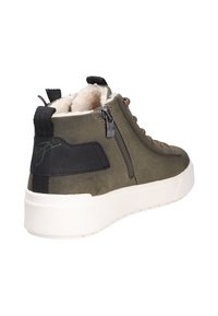 Sneaker alta in suede verde con interno in pelliccia sintetica, dettagli in pelle nera, zip laterale e suola in gomma bianca. Lacci in arancione a contrasto.