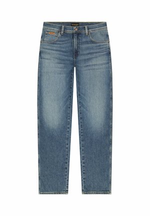 Jeans da uomo a gamba dritta blu con parte anteriore scolorita, design a cinque tasche, chiusura con bottone e etichetta del marchio Wrangler sulla cintura e sulla tasca.