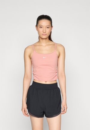 Rosa, kort tanktop med tynne stropper og en hvit logo, kombinert med svarte shorts med elastisk midje og en subtil glans.