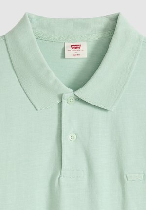 Lysegrøn slim fit Levi's polo-shirt med to knapper og en krave, med et lille broderet logo på brystet.