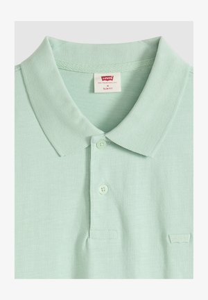 Lysegrøn slim fit Levi's polo-shirt med to knapper og en krave, med et lille broderet logo på brystet.