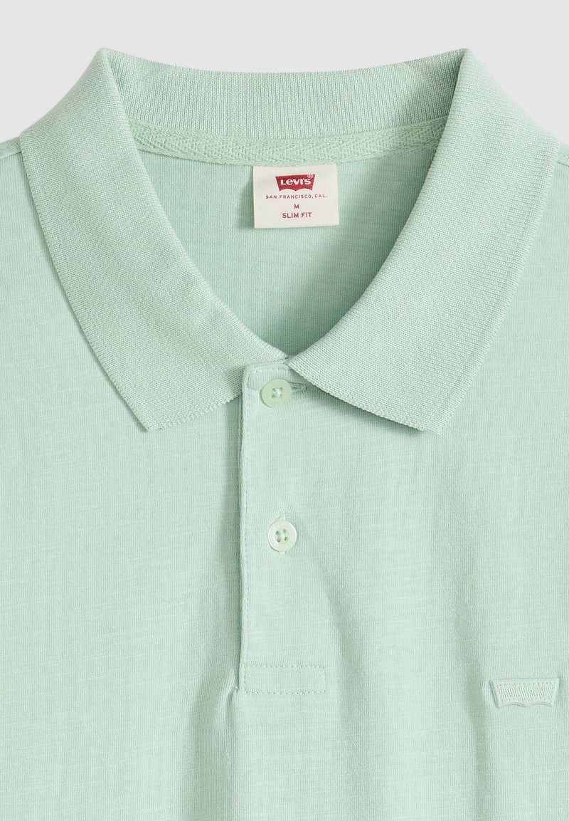 Lichtgroen slim-fit Levi's poloshirt met twee knopen en een kraag, met een klein geborduurd logo op de borst.