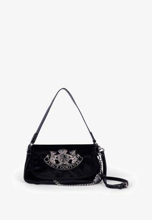 Zwarte suède handtas met een gebogen vorm, ketting- en leren schouderband, met een geborduurd logo in zilver aan de voorkant.