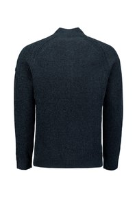 Donkergrijze gebreide trui met lange mouwen, geribbelde details op de manchetten en onderzoom, en een hoge hals. Geen zichtbare logo's of patronen.