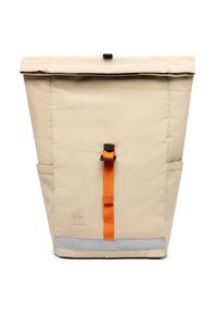 Beige vikbar ryggsäck med ett orange band och svart spänne. Har en framficka och en reflekterande grå rem vid botten. Tillverkad av miljövänligt tyg.
