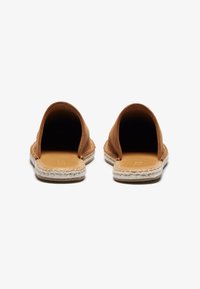 Brune sømmede slip-on espadriller med rund tå, der har en naturlig rebsål og en glat læderindersål. Åben bagside design.