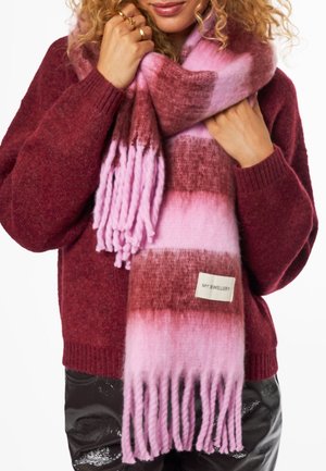 Gebreide sjaal in tinten roze en bordeaux met een verloopontwerp en franjes aan de uiteinden. Beschikt over een label met het merk "MY JEWELLERY".