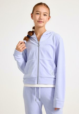 Jasnolawendowy, zapinany na zamek hoodie wykonany z miękkiego materiału, wyposażony w przednią kieszeń, regulowany ściągacz w pasie oraz subtelne haftowane logo z boku.