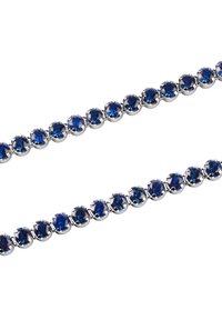 Niebieska kryształowa bransoletka z okrągłymi kamieniami osadzonymi w metalowych, srebrnych osadzeniach, z jednolitym wzorem i gładką fakturą.