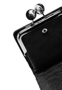 Czarny skórzany portfel z metalową srebrną ramką, ozdobiony dwoma czarno-białymi marmurowymi kulkami z zapięciem, wnętrzem z miejscami na karty oraz teksturowanym wykończeniem.
