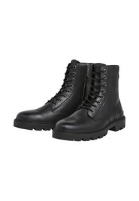 Botines de cuero negro hasta el tobillo con puntera redonda, cordones en el frente y cremallera lateral. Presentan una suela de goma gruesa con un patrón de desgaste texturizado.