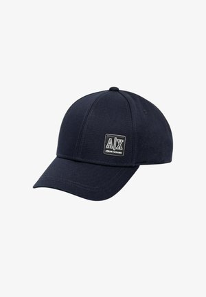 Cappello blu navy in tessuto con visiera curvata. Presenta un patch logo quadrato con il testo "A|X". Design a sei pannelli con dettagli cuciti.