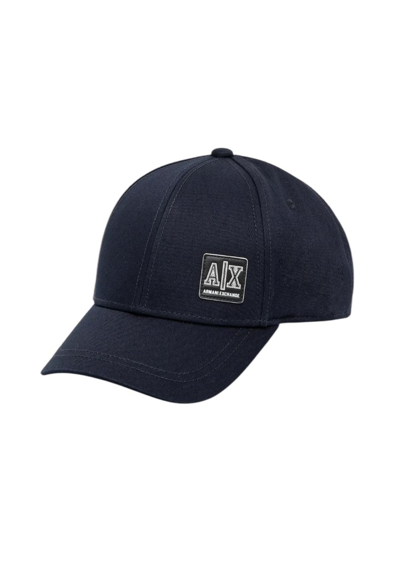 Cappello blu navy in tessuto con visiera curvata. Presenta un patch logo quadrato con il testo "A|X". Design a sei pannelli con dettagli cuciti.