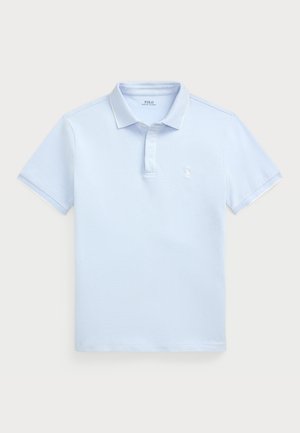 Gaiši zils polo krekls ar īsām piedurknēm, ribotu apkakli un nelielu baltu logotipu kreisajā krūtī. Izgatavots no teksturēta kokvilnas auduma.
