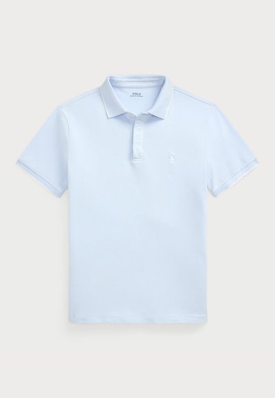 Camisa polo azul claro com mangas curtas, colarinho canelado e um pequeno logo branco no lado esquerdo do peito. Feita de um tecido de algodão texturizado.
