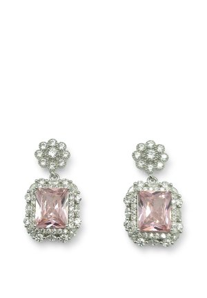 Orecchini pendenti in argento con pietre rettangolari rosa circondate da piccoli cristalli trasparenti, caratterizzati da un grappolo di cristalli a forma di fiore nella parte superiore.