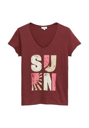 Bordeaux rood T-shirt met korte mouwen en V-hals met blokletters die "SJD N" spellen in room en roze, met een zonnestraal ontwerp op de "D".