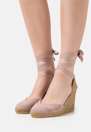 Roze, gestructureerde stoffen wedge hakken met een gesloten teen en enkelbandjes. Gevlochten touwhieldetail, met een V-vormige vampontwerp.