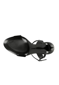 Zwarte hoge hak sandaal met een gladde, glanzende afwerking. Heeft een gestructureerde zool, dunne enkelriem en een open teen ontwerp.