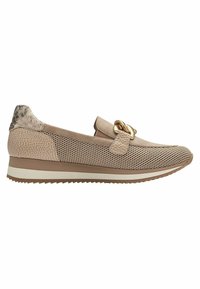Béžové slip-on boty s texturovaným síťovaným svrškem, faux hadí kůže na patě a zlatými kovovými detaily na nártu. Plochá bílá podrážka.