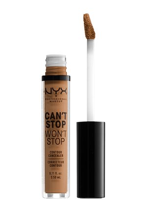 NYX Can't Stop Won't Stop contour concealer in een doorzichtige tube, lichtbruine vloeistof, met een zwarte dop en een smalle, puntige applicator.