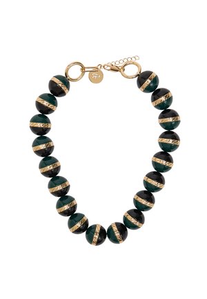 Okrągła bransoletka z koralikami o naprzemiennym układzie czarnych i ciemnozielonych koralików, każdy podkreślony teksturowanym złotym pierścieniem, zapięcie ze złota z przedłużką.