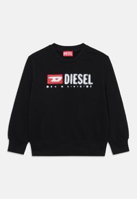 Sweatshirt noir à col rond, avec un design de logo blanc et rouge bien visible à l'avant. Manches longues avec des poignets côtelés.