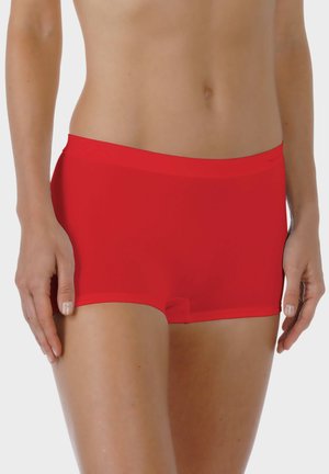 Shorts ajustés rouges en tissu lisse, avec une taille sans couture et une longueur courte. Le design comprend une coupe serrée pour le confort.