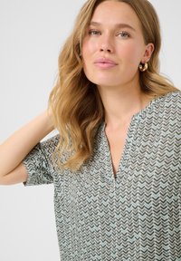 Korte mouwen blouse van een lichtgewicht stof met een grijs-en-teal visgraatpatroon. V-halsontwerp met een ontspannen fit en een subtiele glans.