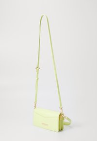 Crossbody torba od svijetlozelene kože, pravokutnog oblika, s elegantnim dizajnom. Ima zlatni detalj i podesivu naramenicu.