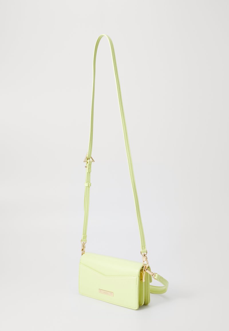 Sac à bandoulière en cuir vert pâle, de forme rectangulaire, avec un design épuré. Présente un accent doré et une bandoulière réglable.