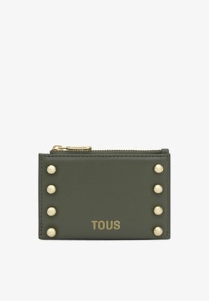 Olivgrüner Leder-Kartenhalter mit goldenen Nieten an den Seiten, einem goldenen Reißverschluss oben und dem "TOUS"-Logo in goldenen Buchstaben auf der Vorderseite.