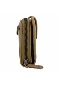 Leren portemonnee in olijfgroen met een gestructureerde afwerking; voorzien van een zwarte ritssluiting, een slank profiel en een zijriem met een drukknoop.