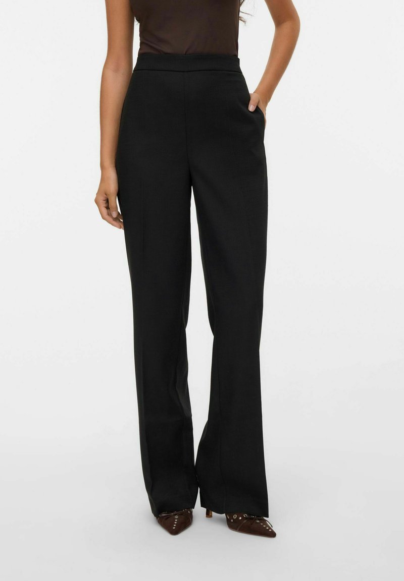 Pantalons noirs taille haute avec une coupe droite, dotés de poches latérales et d'une texture de tissu lisse et brillant.