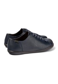 Marineblauwe lederen schoenen met een ronde neus, vlakke zool en tonale veters. Kenmerken zijn onder andere zichtbare stiksels en een klein logo op de hiel.