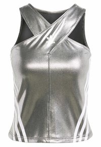 Top deportivo metálico plateado con diseño de espalda cruzada, que presenta franjas laterales blancas y un logo. Textura suave con forma ajustada.