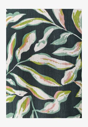 Tissu foncé avec un motif de feuilles allongées dans des tons de blanc, vert et rose, affichant une texture tissée visible.
