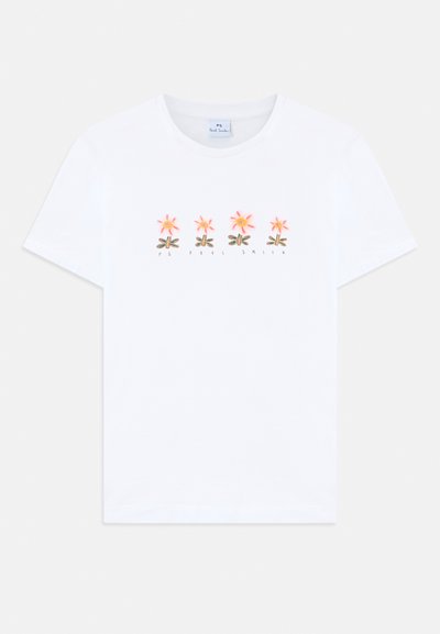 T-shirt de algodão branco com um gráfico floral colorido, apresentando flores rosas e caules verdes. Decote redondo e mangas curtas.